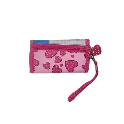 Carteira cor-de-rosa com padrão de corações e fecho com puxador em forma de coração