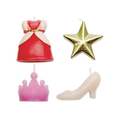 Velas decorativas em formas variadas de vestido, estrela, coroa e sapato.