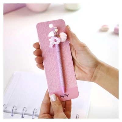 Caneta cor-de-rosa com enfeites em cartela rosa