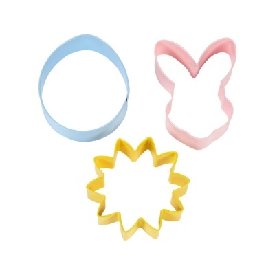Três cortadores de biscoitos coloridos em formas ovais, de coelho e flor
