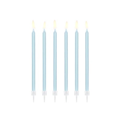Seis velas finas azuis acesas com suportes plásticos.