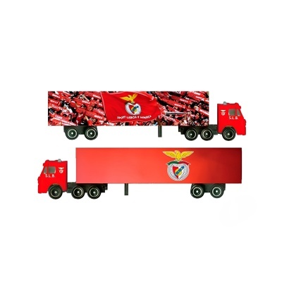 Dois camiões de brinquedo vermelhos com símbolos do SLB