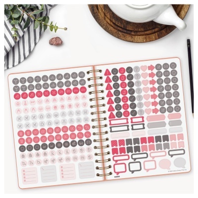 Caderno com autocolantes organizadores em rosa, vermelho e cinza