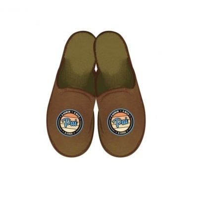 Pantufas castanhas com etiqueta redonda com texto Pai