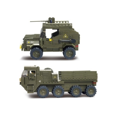 Dois veículos militares de brinquedo verdes feitos de peças tipo lego em fundo branco.