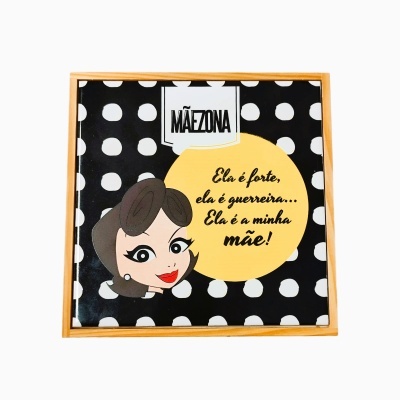 Quadro decorativo com moldura de madeira e texto sobre mãe em fundo preto com bolinhas brancas