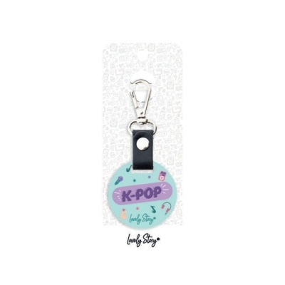 Porta-chaves com mola e pendente redondo azul claro com texto K-POP em roxo