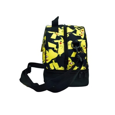 Bolsa com padrão Pikachu amarelo e preto, alça preta e fecho de correr