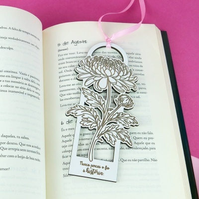 Marcador de livros floral com fita rosa