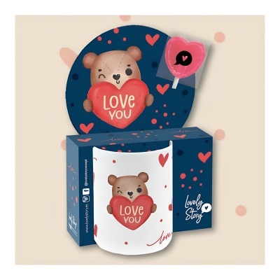 Caneca branca e caixa azul escura com estampa de ursinho castanho e coração vermelho com texto LOVE YOU
