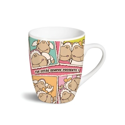 Caneca branca com desenhos coloridos de ovelhas e texto em português.