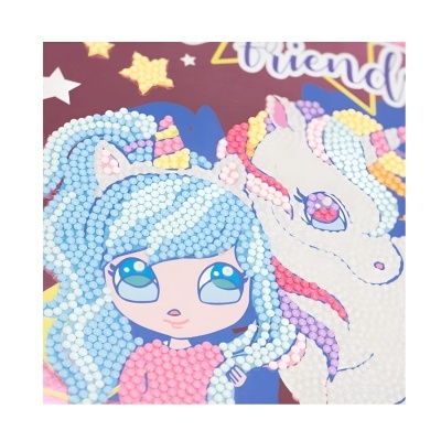 Desenho tipo diamante de menina com orelhas de gato e unicórnio colorido com cristais brilhantes