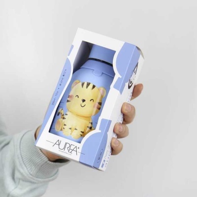 Garrafa térmica azul com figura de tigre amarelo embalada numa caixa branca e azul