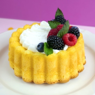 Tarte individual com frutas e creme sobre prato branco