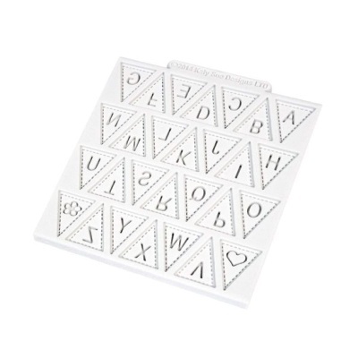 Molde de silicone branco com letras do alfabeto em triângulos