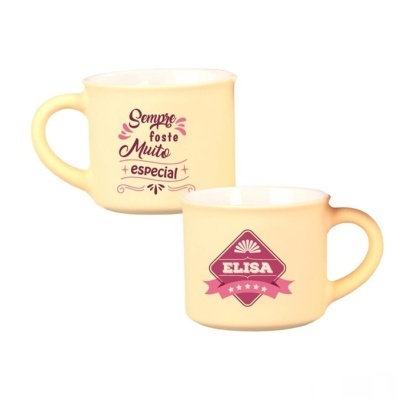 Duas chávenas creme em cerâmica com textos decorativos em cor rosa