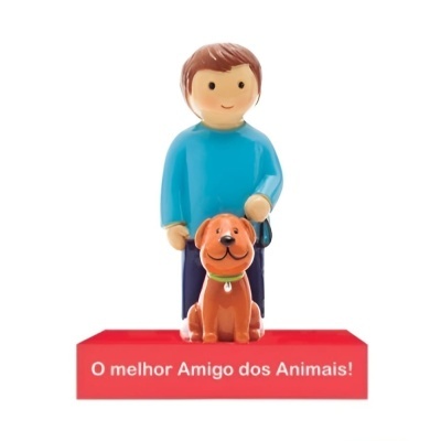 Brinquedo de menino e cão com base vermelha e texto