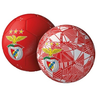 Duas bolas de futebol vermelha lisa e branca com padrão vermelho, com emblema do SLB