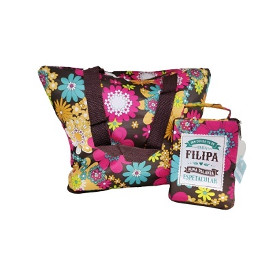 Mala e pequena bolsa com padrão floral colorido e etiqueta com texto