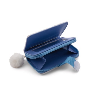 Carteira azul clara com pompom branco aberta sobre fundo branco