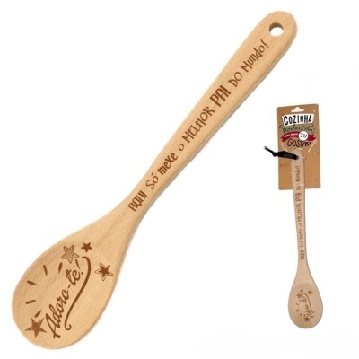 Colher de pau com gravuras e texto em madeira clara com embalagem de cartão marrom