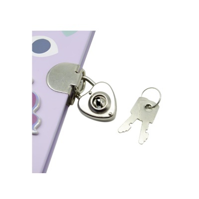 Fecho metálico em forma de coração com duas chaves e capa lilás decorada