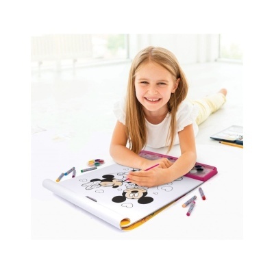 Menina a pintar desenho do Mickey Mouse num caderno grande com marcadores coloridos.