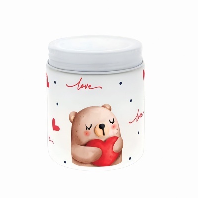 Pote branco decorado com urso a abraçar um coração vermelho e a palavra love.
