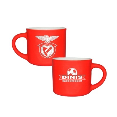 Duas chávenas de café vermelhas com emblema do SL Benfica e texto 'DINIS MAIOR BENFIQUISTA'