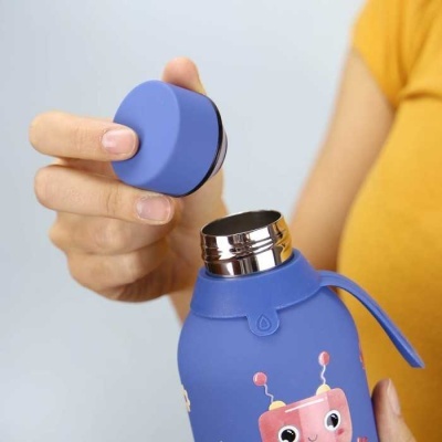 Garrafa térmica azul com tampa removida e desenho de robô colorido