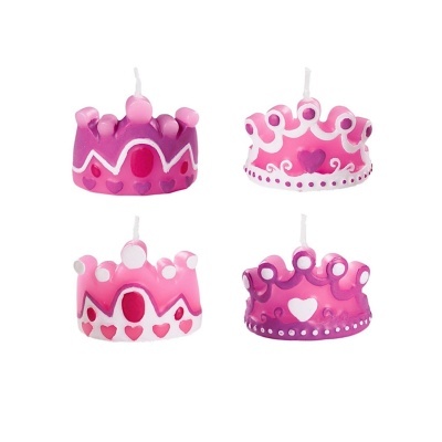 Quatro velas coroa rosa e lilás decoradas com corações e padrões