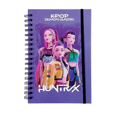 Caderno roxo com ilustração de três personagens femininas e texto K-POP DEMON HUNTERS e HUNTRX
