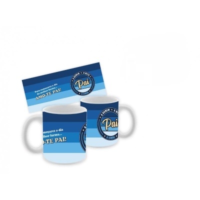 Duas canecas azuis com texto em português e um cartão com mensagem para pai