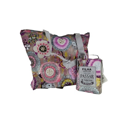 Sacola e estojo com padrão colorido e texto em português