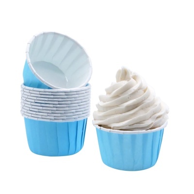 Formas para cupcakes azuis com creme branco em fundo branco