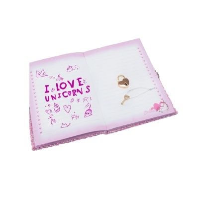 Diário aberto com texto I LOVE UNICORNS, desenhos rosa, cadeado dourado em forma de coração e chave sobre as páginas.