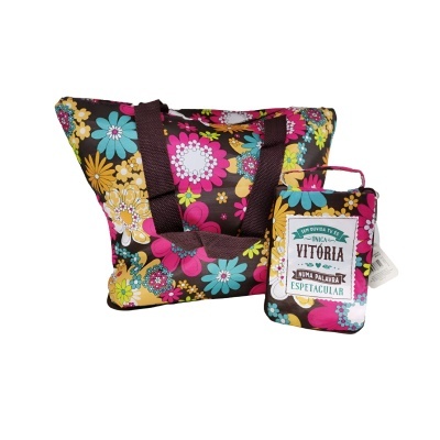 Conjunto de mala e bolsa pequena com padrão floral colorido e texto em português.