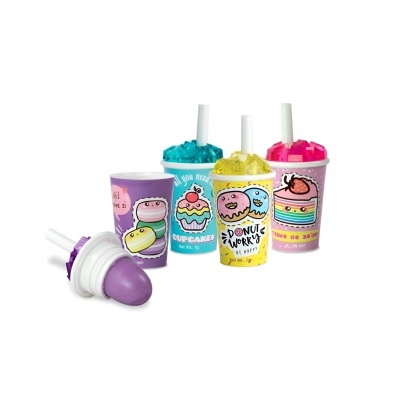 Conjunto de copos de plástico coloridos com tampa branca e canudo, decorados com desenhos de doces