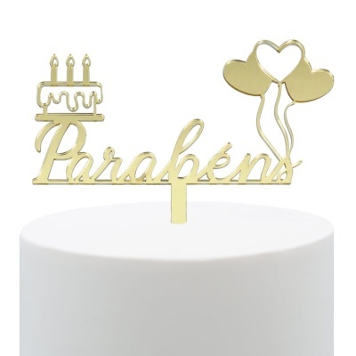 Topo de bolo dourado com palavra Parabéns e balões em forma de coração