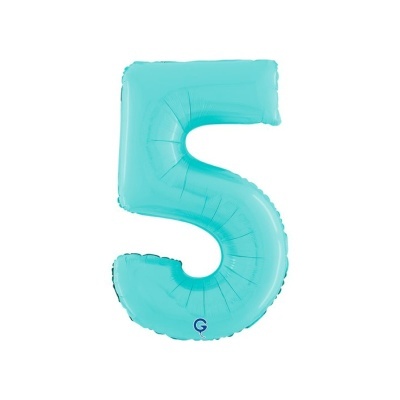 Balão metálico azul em forma de número 5 sobre fundo branco
