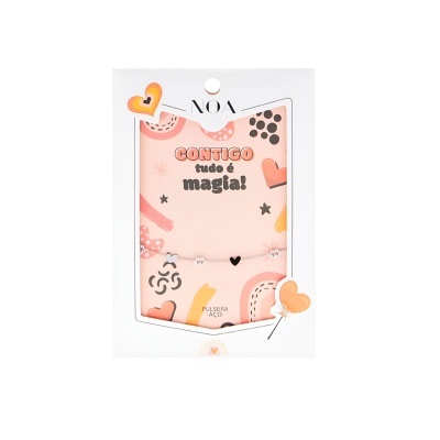 Pulseira prateada com cartão rosa com corações e texto 'CONTIGO tudo é magia!' na embalagem branca