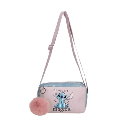 Bolsa rosa claro e azul com personagem Stitch e pompom cor-de-rosa