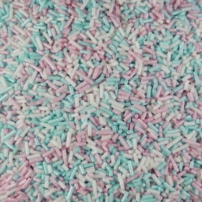 Granulados doces azul claro, rosa e branco com textura brilhante