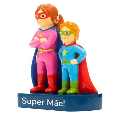 Estatueta colorida de mãe e filho super-heróis em resina com texto Super Mãe