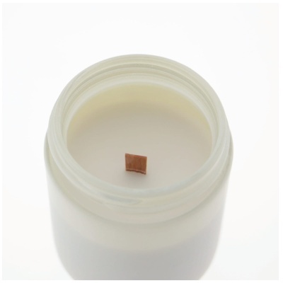 Vela branca em frasco de vidro com pavio de madeira