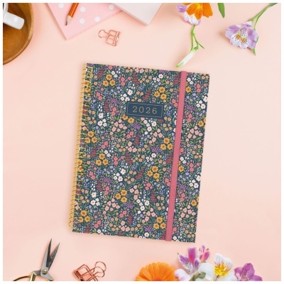 Caderno espiral floral colorido com texto 2026 e elástico rosa