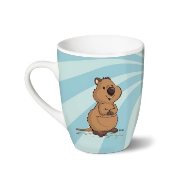 Caneca branca com desenho de castor e fundo azul claro com raios