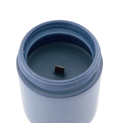 Vela aromática azul com pavio quadrado num frasco cilíndrico azul fosco