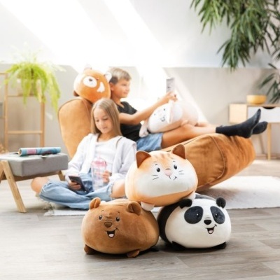 Três puffs macios de animais com duas crianças em poltronas ao fundo