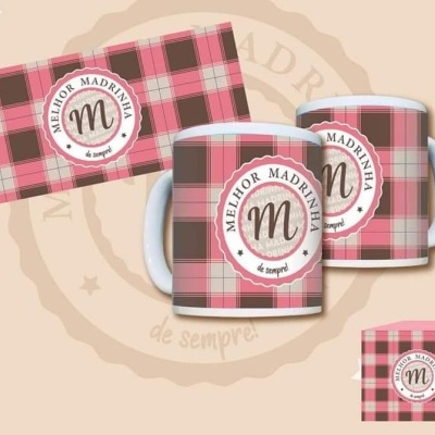 Duas canecas xadrez com logótipo MELHOR MADRINHA e embalagem correspondente